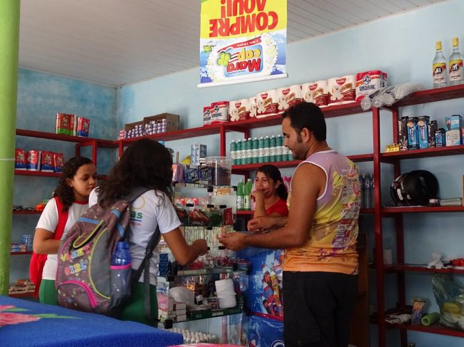 学校帰りの子供たちがおやつを買いに来た。<br /><br />こちらに気付いて、手を振ってくれる。