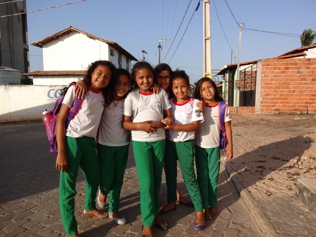 よほど日本人が珍しいのか、代わる代わる声をかけてくる。<br /><br />はいはい、じゃぁ、写真撮ろうねーってことで、集合写真。<br /><br />別れ際に、機内で作った折鶴をあげた。<br />その時の彼女たちの目の輝きは、純真そのもの。<br /><br />もう少し、一緒に過ごしたいと思ったけれど・・・