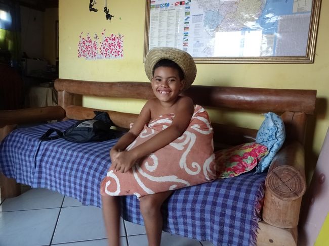 宿のご主人の息子さん。<br /><br />滞在中に使っていた麦藁帽は彼にプレゼントして宿を出発した。