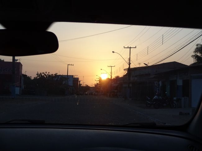 タクシーでセントロ（町の中心地）へ。<br /><br />時間は17:30。陽が傾き始めている。