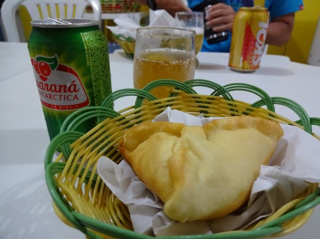 ぶらぶら歩いていたら、同じ宿に泊まっていたIさんとばったり遭遇。<br /><br />デリに入って旅談義。<br />彼はボートツアーを完全チャーターで回ったとのこと。<br />230レアル（=8500円）って言ってたかな。<br />時間が自由にアレンジできるから、時間の無い人には利用価値アリだと思う。