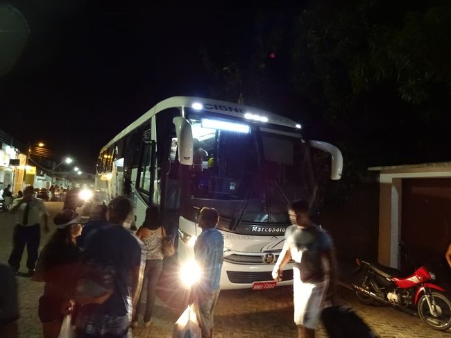 18:30。<br />すっかり暗くなったバヘリーニャスからサンルイスへと向かいます。<br /><br />3日間のバヘリーニャス滞在は、たくさんの出会いに恵まれた思い出の残る旅となりました。正直、レンソイスツアーとボートツアーしかない町だけど、もっとゆっくり滞在したいと思える素朴な町でした。まぁ、いずれは、中華系観光客が押し寄せる場所に成り代わってしまうのでしょうけど。。。<br /><br />この後は国内線を乗り継いで、今回のブラジル旅行最後の目的地「イグアスの滝」へと向かいます〜