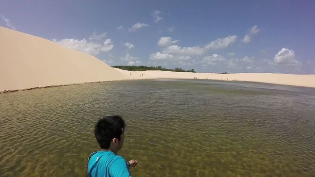 砂丘を駆け下りてラゴーアに入水。<br />膝上くらいの深さの巨大な水溜り。