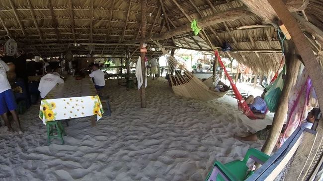 砂丘には行かず、ここでまったり過ごす人もいた。<br />確かにここでユルい時間を過ごすのもアリだと思う。