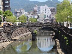 昼食を取った後は眼鏡橋です。

日本初の石造りのアーチ橋です。

レトロ感があることに加え、山をバックにした周りの風景も良い感じです。
