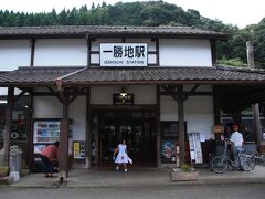 八代〜人吉の間で３〜４駅に各１０分ほど停車します。

