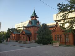 公園の端にある木造の「カザフ民族楽器博物館」