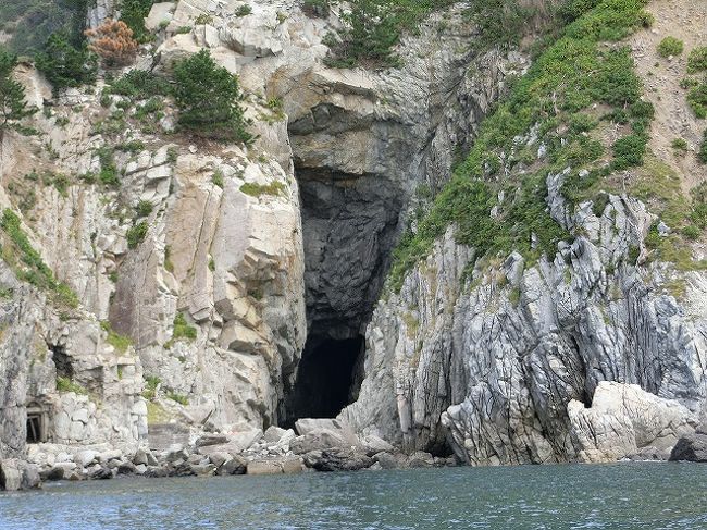 断崖を眺めながらの運航。