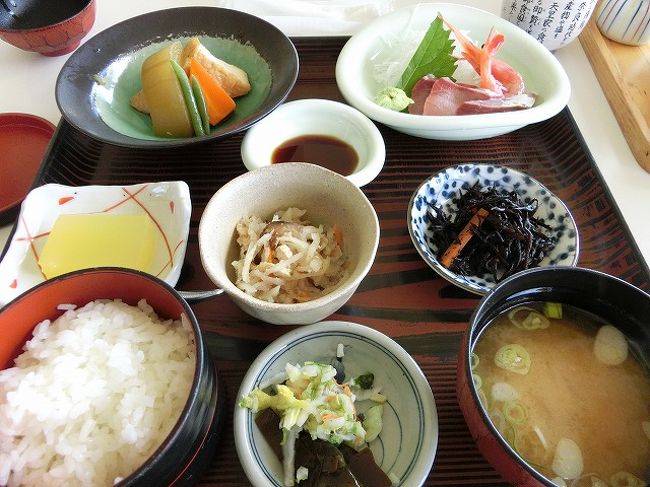 近くのお店で遅めの昼食。