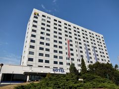 本日の宿泊先、オルビス・ヴロツワフホテルです。
旧市街から少し離れた所ですが、現地ガイドさんは市庁舎広場に歩いて行ける距離だと言ってました。
でも、ハチに刺された指がまだ痛いので、早朝歩いて行く気にはなりませんでした。