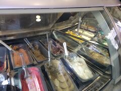 ナヴォーナ広場に徒歩で向かう途中、今日もジェラートにありつきます。

Caffetteria Gelateria Mariotti

ジェラートはどこで食べても外れなし！
チーズケーキ味だったかな？

働いてる人はバングラデシュ人だかインド人だかが多いですね。
対応は良いかんじ。