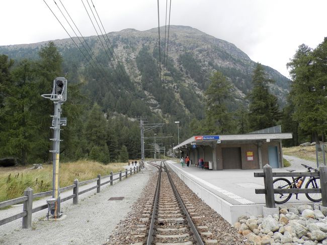 この駅からは行きの電車の車窓から見えた<br />モルテラッチ氷河まで１時間ほどでいけるの！<br />