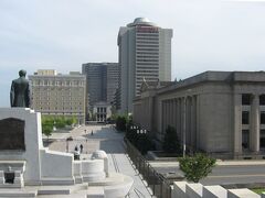 眼下にテネシー州立博物館などが、入っている州政府庁舎のビルが見下ろせました。