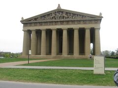 そして「パルテノン神殿」に着きました。
テネシー州では1840年代に古代ギリシヤ哲学やラテン語教育を取り入れる動きが高まり、1850年代までにはナッシュビルが『南部のアテネ』と呼ばれるようになっていました。その影響で、州の100周年を記念するにあたり1897年（一年遅れの催事）の万博開催の際の中心的建築物とする目的でパルテノン神殿が建設されました。このパルテノンは唯一学術研究のなされた正確な復元建造物とのことです。