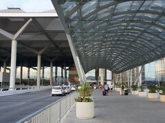 駅から空港へ続く道
長いようで短かった旅行もこれで終了です。