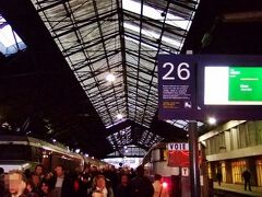 16時42分。　サン・ラザール駅。

ブーダンやモネが描いたノルマンディーの海辺の町トゥルーヴィルから、
パリ・サン・ラザール駅に戻ってきたのが、１６時半過ぎでした。

これから、 どこかひとつ美術館に行こう ! と考え、
「 パリ市立プティ・パレ美術館 」 を見学することにしました。