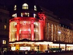 18時23分。

オテル・ド・ヴィル（パリ市庁舎）隣りにあるベー・アッシュ・ヴェー BHV。

クリスマスのイルミネーションが輝いています。