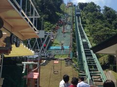 三方五湖「レインボーライン」を走り、、

「レインボーライン山頂公園」展望台へ、、、
http://www.mikatagoko.com/index.php
「レインボーライン山頂公園」へは“リフト”（左）と“ケーブルカー”（右）に乗って行けます。
入園券には“リフト”“ケーブルカー”の料金込みで、どちらでも乗車可能
なので、行きは“リフト”、帰りは“ケーブルカー”に乗るのも有り、、

