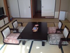 三国温泉「荒磯亭」
この「荒磯亭」は2度目の訪問。
（2014年6月にダンナと）
もてなしのお菓子とお茶を入れてもらい、ちょっとひと息、、、

お部屋は４Ｆ【海の見える10畳和室・バス・トイレ（ウオシュレット付き）】
（お義父さん、ダンナ、息子、kuritchiの4人なので2部屋予約）

夕食はお部屋食、朝食は食事処で、、

