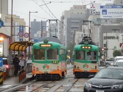 終点の枡形で下車。
後ろを振り返ると、後ろからも次々と路面電車がやって来る。