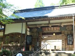 ８月２７日（木）１４時　晴天
永平寺（曹洞宗大本山）の玄関の様子です。ここで人が入らない写真を撮るのは難しいです。次から次に参拝の方の出入りがあるからです。福井県でも一番の名所です。ここで研修する学生や社員の方も多いです。仏教の宗派を問わず学ぶ人がここにやってくるようです。