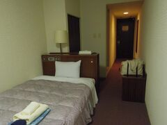 唐津ロイヤルホテルにチェックイン。
やたら長細い部屋です。１部屋を区切ってシングルルーム作ったのかも。

少年野球チームの数人が、ロビーで素振りをしていたのには、目が点！
とても広いロビーの片隅で、実害はないのですがマナーとしてＮＧ。ホテルの集客も厳しいのでフロントも目をつぶっているのでしょうねえ。

