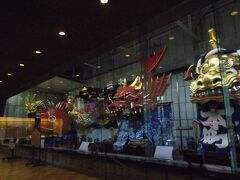 次に入ったのは唐津曳山展示場
３００円
　曳山展示場、旧高取邸、唐津城天守閣の3か所回るときは、共通入場券がちょっと得になりますが、ここまで入る時間がないと思って買いませんでした。

写真撮影可
 

