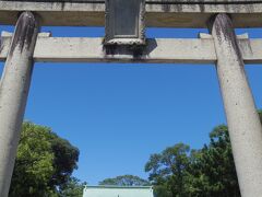 唐津くんちは、唐津神社の例大祭で毎年11月3，4日に行われます。
2日の夜の宵曳山は電飾で飾られてあざやか！見て見たい！

曳山展示場は、この神社の左側にありました。

