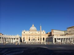 昨日、法王謁見デーだったため入れなかったサン・ピエトロ大聖堂に入ります。
サンピエトロ広場まではまたもやタクシーで。