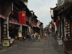 17：40　車を飛ばし、黄山市に戻り屯渓老街へ。ここの2010年に「中国歴史文化名街」の1つに選ばれた場所だそうです。
