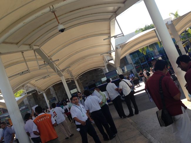 空港のホームページからピックアップサービスを事前に予約していたがかなり待たされた。疲れた。