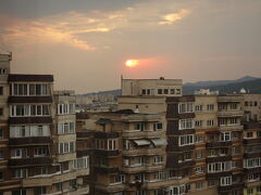 バヤマーレに到着。

ホテルからの眺めは、旧共産党時代に建てられたアパート群。その向こうに夕日が落ちていきます。