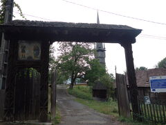木の門と教会。