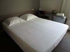 Hotel Restaurant Loretoの室内。旧市街にあるので広さはそれほどでもありませんが、スーツケース１つくらいなら開ける余裕がありました。