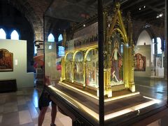 ベルギーの７大秘宝のひとつとされる『聖ウルスラの聖遺物箱』に惹かれて、メムリンク美術館に入館しました。入館料は一人８ユーロ。人影はまばらでしたが、日本人が比較的多かったように思います。