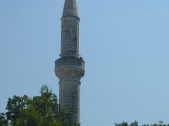 コスキ・メフメド・パシャ・モスクのミナレット（塔）も見えます。