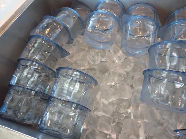 ラウンジはオシャレな感じ。<br /><br />水はなぜか機内食に出てくるのと同じでしたが、こんな風にオシャレに（？）置かれてました。