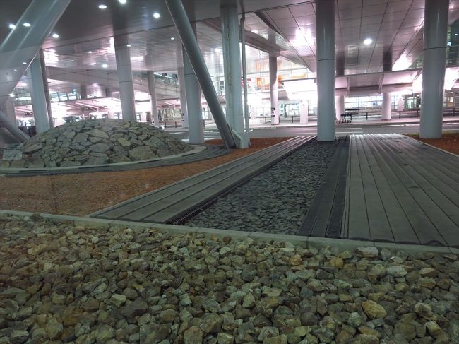 時間通りにセントレアに到着。<br /><br />21時のバスに間に合わなかったので、コンビニに寄って買い物してから、ベンチで40分ほど待ちました。22時のバスで浜松駅へ。自宅に到着したのは0時半ごろでした。