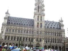 ブリュッセルでは２泊するので、トラム・バス共通の１０回券を買って、さっそくグランプラスへ向います。あいにくの雨でテンション低下です。