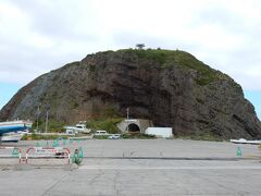オロロン岩。

フェリーに乗る場合、駐車場はこの岩をくりぬいたトンネルの先です。