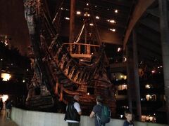 さて、次はお隣のヴァーサ号博物館。1628年に海に沈んだ戦艦を1961年に引き揚げ、それをその大きさのまま修復したもの。建物いっぱいに展示されている。17世紀の軍艦とは思えない大きさでした。そして、船体に彩られた数々の彫刻がさらに素晴らしい。入り口は団体観光客で長蛇の列ですが、ストックホルムカードを持っていたので優先入場できました。