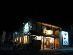 ホテルの前で大繁盛している店「がいや」
ちょっと寄ってみよう

なぜか大きな駐車場がある・・・？？
