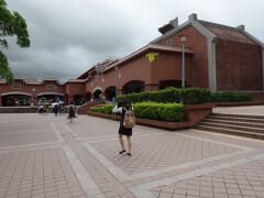 三日目、最終日です。台北駅に午後４時頃まで帰ればいいので、第二希望の「淡水」へ向かいました。
もっとノスタルジックな街を想像していましたが近代的な街並みが広がっていました。この建物が「淡水駅」です。