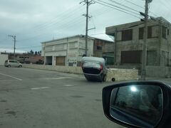 あっ、車が〜。

ここは、ホテルロイヤルマリンパレス。

タクシーの運転手さんの話によると、5,6台飛ばされたよう。

しかも、みんなレンタカー。

台風の時は、風向きを考えて駐車しないといけないそうです。

