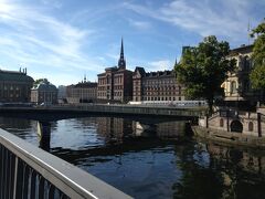 荷物を預けて、ガムラ・スタンへ徒歩で行きます。クラリオン・サインは最寄りのテー・セントラレンから少し歩くので、地下鉄ひと駅乗るより、景色を楽しみながら歩いたほうがいいと思ったからです。