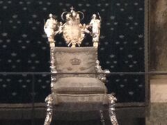 大聖堂の裏手に王宮もあります。ストックホルムカードで入れるので、せっかくだから入ってみることにしました。感想は…とにかく広い！天井画は迫力があります。チャペルだけは、チケット購入しなくても入れるので、ストックホルムカードを購入していなければ、そこを見るだけでも価値があると思いました。順路通りに歩くととてつもなく広いようですので、僕たちはショートカットして王宮を出ました。