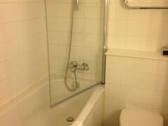 とりあえず、時間も遅いので、ホテルに向かいます。コンフォート・ヴェスターブロは、駅から3分ほどでした。最後に大トラブルがあって疲れたけど、夕食調達の為重い腰を上げて、ホテルの隣にある業務スーパーのようなところに行きました。とりあえずデニッシュが安かったので購入。あとは牛乳を買ったつもりがそれはヨーグルトだった(疲れてて確認する元気もないなぁ。)。
コンフォート・ヴェスターブロは、スタイリッシュなシティホテル。レセプションのお兄さんもいい感じでした。「朝食は混み合うから、はやめにね。」って教えてくれました。レセプション横のコーヒーが飲み放題なのは嬉しいね。お部屋は男性好みな黒主体。お風呂の蛇口が変わってて、蛇口の出口を引っ張るとシャワーになるって仕組み。理解するのに時間かかったなぁ。温度調節も微妙。アメニティは、ボディとヘア兼用シャンプーのみ。湯船があるのはありがたいけど、シャワーの水よけの透明な壁が、パタパタ動くので明日はガムテープで固定しよう（笑）笑えないことも！シャワーの排水がなんとトイレ下の排水口からブクブクと出てきた〜！ありえね〜！