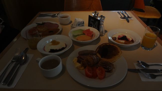 8月13日　ウルル3日目<br /><br />今回の旅は宿泊先では朝食が付いていません。<br />しかし、昨日スーツケースのトラブルのことで、ホテル側から今日の朝食をプレゼントしてくれると言う話。<br />朝食会場に行ってみると、そんな話は通っておらず、朝食代を請求されました。<br />そんなこともあろうかと、ホテルの日本人スタッフからもらった謝罪のカードを見せました。日本語で書いてあったため、レストランのスタッフは理解できません。カードに書かれている日本人スタッフに連絡を取ってもらい、無料で朝食を頂くことが出来ました。