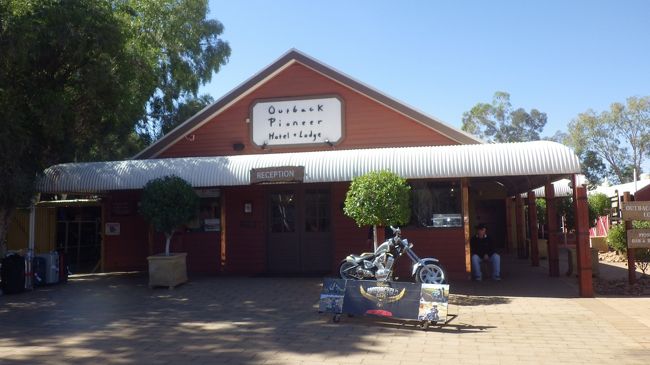 アウトバックパイオニアホテルの奥にあるパイオニア展望台に向かいます。