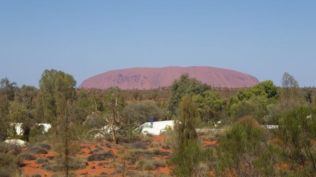 パイオニア展望台からみたウルル。<br /><br />これでホテルに戻り、13:25ロビーに集合し、空港に向かいます。<br />さよならウルル。<br /><br />15:25発カンタス航空にてケアンズに向かいます。<br />ケアンズに18:20到着。<br />タクシーにてマントラエスプラネードホテルに向かいます。<br />タクシー代23ドルくらいだったかな。